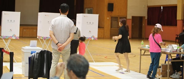 6·13 지방선거 투표일인 13일 오전 충북 괴산군 괴산명덕초등학교에 마련된 제2투표소에서 유권자들이 소중한 한 표를 행사하고 있다. 2018.06.13 /뉴시스