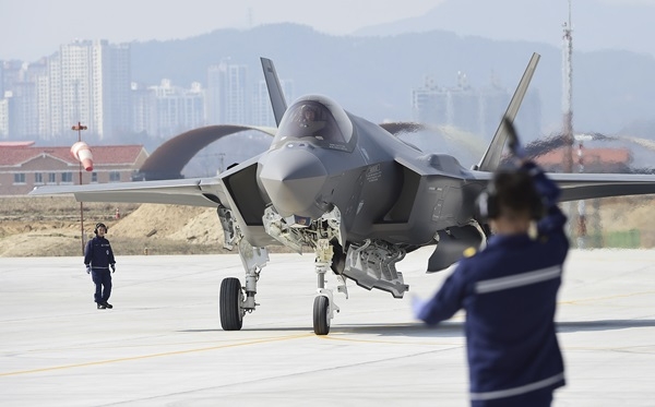 대한민국 공군 최초의 스텔스전투기 F-35A가 공군 청주기지에 착륙 후 공군 요원의 통제에 따라 지상에서 이동하고 있다.
