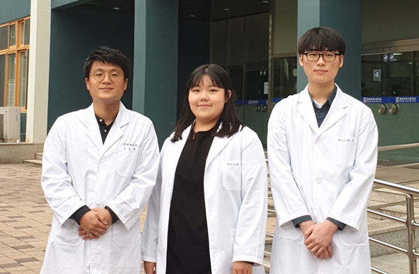 제17회 화학탐구프런티어페스티벌에서 대상을 수상한 충북과학고 응답하라Co19팀(왼쪽부터) 이봉형 지도교사, 김시은, 박호준 학생. /충북과학고 제공