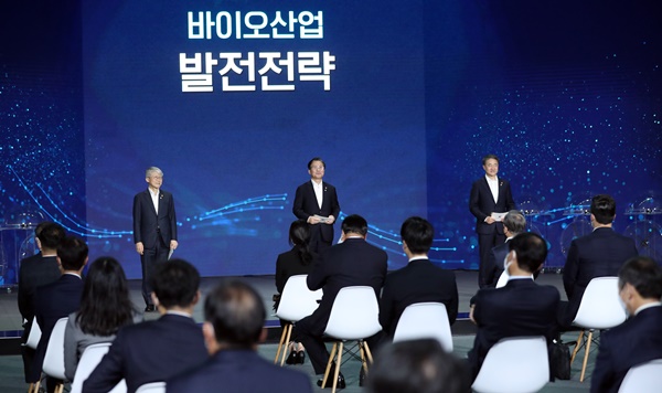 첨부용. 최기영 과학기술정보통신부, 성윤모 산업통상자원부, 박능 보건복지부 장관이 18일 인천 연수구 송도의 연세대 인천 글로벌 캠퍼스에서 열린 대한민국 바이오산업에 참석해 정부의 바이오 산업 대책 발표를 하고 있다. 2020.11.18. /뉴시스