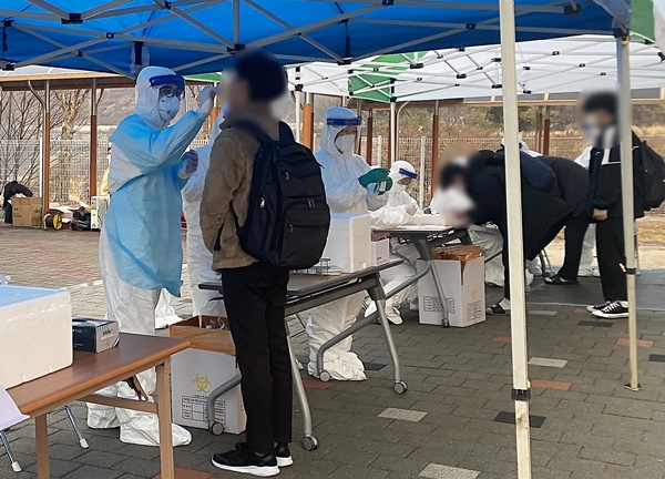 18일 신종 코로나바이러스 감염증(코로나19) 확진자가 발생한 음성군의 한 특성화고 선별진료소에서 방역당국 관계자들이 진담검사를 하고 있다. /충북교육청 제공