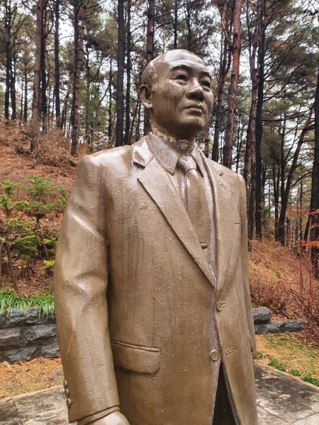 경기도 화성지역 5·18 광주민주화운동 단체 회원이라고 주장한 A씨(50)가 훼손한 청남대 전두환 전 대통령 동상 모습./조준영기자