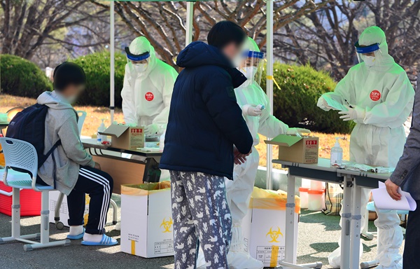 25일 신종 코로나바이러스 감염증(코로나19) 확진자가 발생한 청주의 A고등학교에 마련된 선별진료소에서 학생과 교직원의 선별검사를 진행하고 있다. /뉴시스