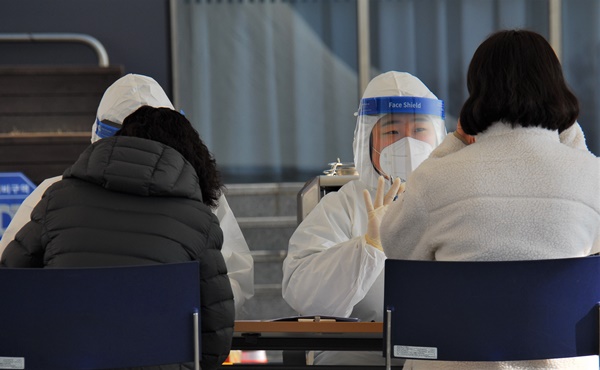 첨부용. 충북 제천시보건소 코로나19 선별진료소에서 26일 의료진이 진단검사 대상자들을 문진하고 있다.2020.11.26. /뉴시스