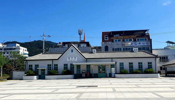 복원된 북문로 옛 청주역사 전경.