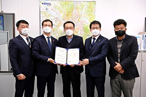 (왼쪽부터) 최용락 음성군의장, 조병옥 음성군수, 국토부 관계자, 임호선 국회의원, 음성군철도대책위 관계자. /음성군 제공