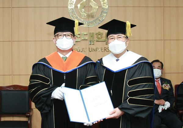 차천수 청주대학교 총장(왼쪽)이 조철호 동양일보 회장에게 명예 문학박사 학위를 수여한 수 기념촬영을 하고 있다. /청주대 제공