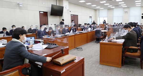 첨부용. 3일 서울 여의도 국회에서 열린 행정안전위원회 전체회의에서 서영교 위원장이 의사봉을 두드리고 있다. (공동취재사진) 2020.12.03. /뉴시스