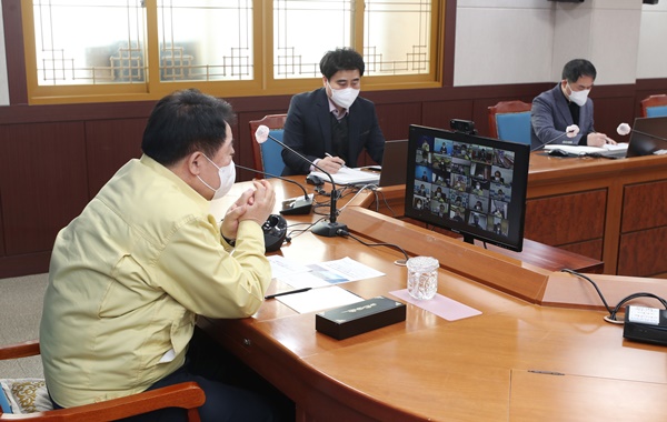 첨부용. 한범덕 충북 청주시장이 26일 더불어민주당 당대표 초청 주요 기초단체장 화상회의에서 이낙연 대표에게 '청주도심 통과 충청권 광역철도 반영'을 건의하고 있다. (사진=청주시 제공) 2021.02.26. /뉴시스