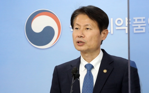 김강립 식품의약품안전처장이 5일 오전 청주 식약처에서 화이자사 코로나19 백신 ‘코미나티주’에 대한 최종점검위원회 결과, 임상시험 최종결과보고서 등을 제출하는 조건으로 품목허가를 결정했다고 밝히고 있다./뉴시스