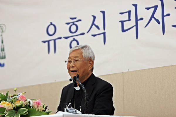 유흥식 라자로 대주교가 지난 12일 세종시 반곡동 대전교구청에서 기자회견을 열어 포부를 밝히고 있다. /뉴시스