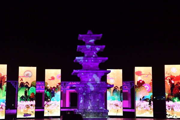 2021년 세계유산 미디어 아트 축제 ‘빛으로 깨어난 정림사지:사비, 빛의 화원’이 부여군 정림사지 일원에서 개막됐다./부여군 제공
