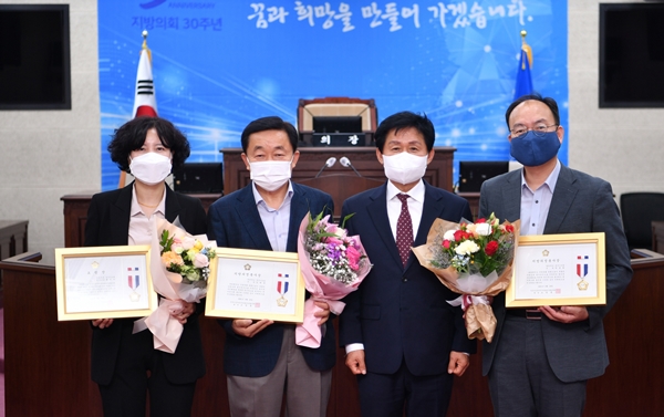(왼쪽부터) 풍선아 청주시의회 사무국 의사팀장, 정태훈 청주시의원, 최충진 청주시의회 의장, 박완희 시의원. /청주시의회 제공