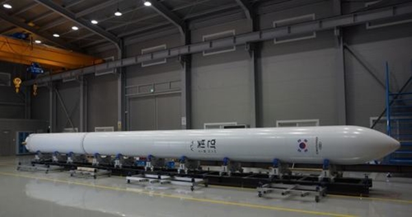 이노스페이스가 지난달 말 공개한 국내 민간 첫 시험발사체 `한빛-TLV'.