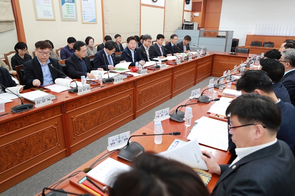23일 충북도청 소회의실에서 열린 도-시·군 정책협의회에서 이우종 행정부지사와 김명규 경제부지사를 비롯한 충북도 실국장·11개 시군 부단체장들이 도정 현안을 논의하고 있다. /충북도 제공